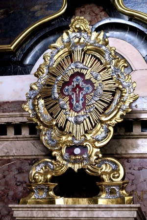 Reliquiar des Seligen Pfarrers Otto Neururer am Kreuzaltar im Innsbrucker Dom, enthalten Asche des im im KZ Buchenwald ermordeten und verbrannten seligen Märtyrers.
