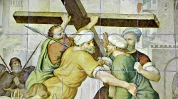 An der Friedhofsmauer des Campo Santo Teutonico sind die 14 Stationen des Kreuzwegs auf Kacheln gemalt zu sehen.  / Paul Badde / EWTN.TV