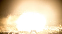 Künstliche Apokalypse: Ein Feuerwerk am Eiffelturm am 14. Juli 2013, gesehen vom Montparnasse / Yann Caradec via Flickr (CC BY-SA 2.0)