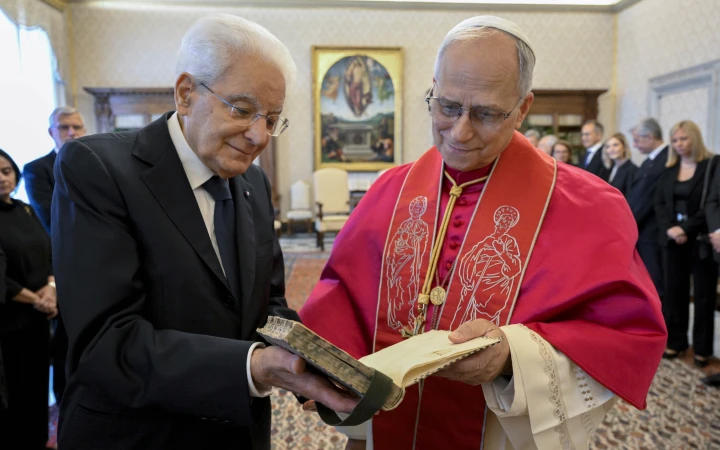 Papst Leo XIV. im Gespräch mit dem italienischen Staatspräsidenten Sergio Mattarella am 6. Juni 2025