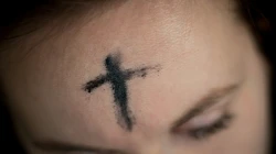 Aschenkreuz / Ahna Ziegler / Unsplash