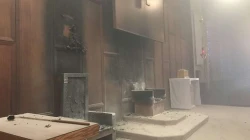 Der Altarraum nach dem Brand / Gemeinde St. Thomas Morus, Tallahassee
