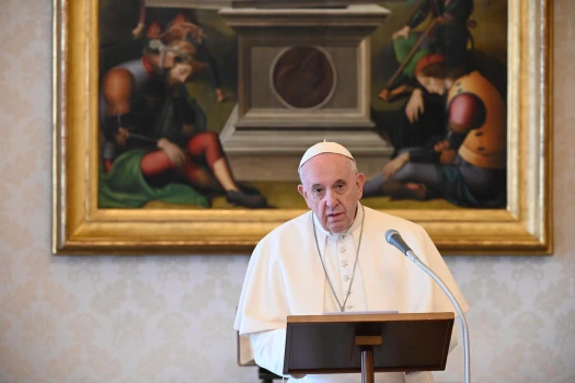 Papst Franziskus in der Übertragung seiner Ansprache aus der Bibliothek des Apostolischen Palastes im Vatikan zum Regina Coeli am Ostermontag, 13. April 2020. / Vatican Media