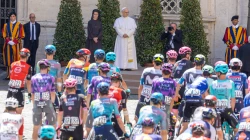 Papst Leo mit den Radprofis des Giro d’Italia am 1. Juni 2025 / Daniel Ibáñez / EWTN News / Vatican Pool