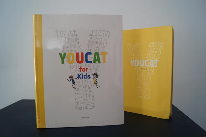 Der neue Kinderkatechismus "YOUCAT for Kids" (vorne) das neueste Produkt der YOUCAT-Reihe.