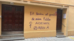 Nicht zum ersten Mal: Hass-Parolen und eine Drohbotschaft an der Kirche in Barcelona im Februar 2024 / Pater Juan Manuel Góngora via X / @patergongora / ACI Prensa