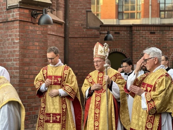 Kardinalstaatssekretär Pietro Parolin (Mitte)