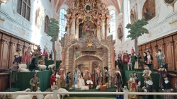 Die älteste Krippe Schwabens, entstanden ab 1618, Aufbau 2022 nach umfassender Restaurierung im Sinne der ursprünglichen Inszenierung in der Barockzeit, von dieser Krippe verbreitete sich das Krippenbrauchtum über ganz Schwaben bis nach Baden-Württemberg. / Mindelheimer Museen