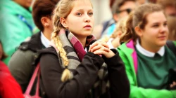 Eine betende Pilgerin bei der Generalaudienz am 28. Oktober 2016 auf dem Petersplatz. / CNA/Petrik Bohumil