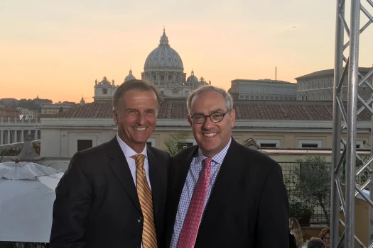 Martin Rothweiler und Michael Warsaw vor der "neuen" Kulisse. / CNA/EWTN News
