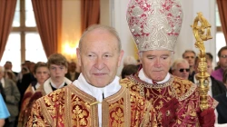 Pater Franz Schmidberger mit dem Generaloberen der Bruderschaft, Bischof Bernard Fellay.  / Priesterbruderschaft St. Pius X