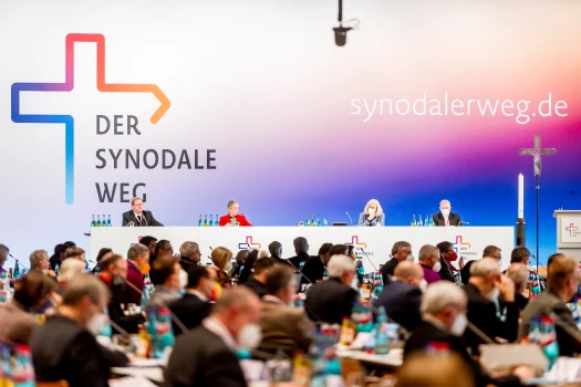 Dritte Synodalversammlung des "Synodalen Weges" im Congress Center Frankfurt am 3. Februar 2022: Am Podium sitzen Bischof Georg Bätzing, Irme Stetter-Karp, Claudia Nothelle und Weihbischof Wilfried Theising (v.l.). / Synodaler Weg/Max von Lachner