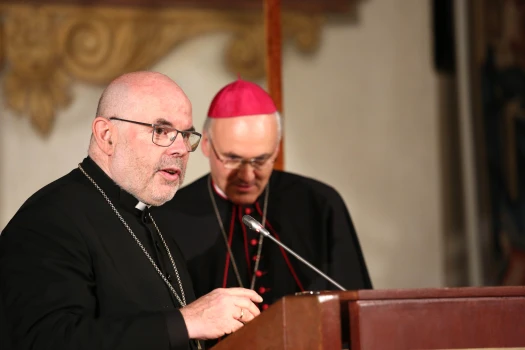 Ökumene im Gespräch: Der lutherische Regionalbischof Hans-Martin Weiss (links) mit Bischof Rudolf Voderholzer / Julia Wächter