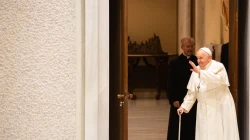 Papst Franziskus winkt Besuchern bei der Eröffnung der Generalaudienz am Mittwoch, 27. Dezember 2023. / Elizabeth Alva