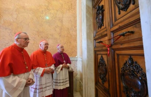 Kardinal Pietro Parolin, Kardinal Kevin Farrell und Erzbischof Edgar Peña Parra vor der versiegelten päpstlichen Wohnung / Vatican Media