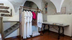 Die Kleidung für den nächsten Papst, einschließlich der Stola der vier Evangelisten / Vatican Media