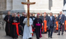 Papst Leo in einer Prozession mit den Mitarbeitern des Heiligen Stuhls / Daniel Ibáñez / EWTN News